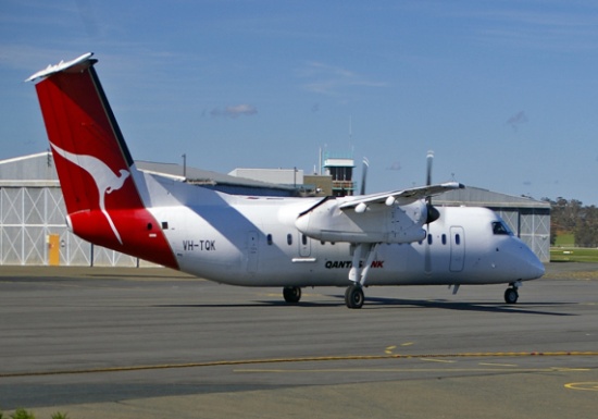 هبوط طائرة بسلام بعدما فقدت أحد إطاراتها بأستراليا